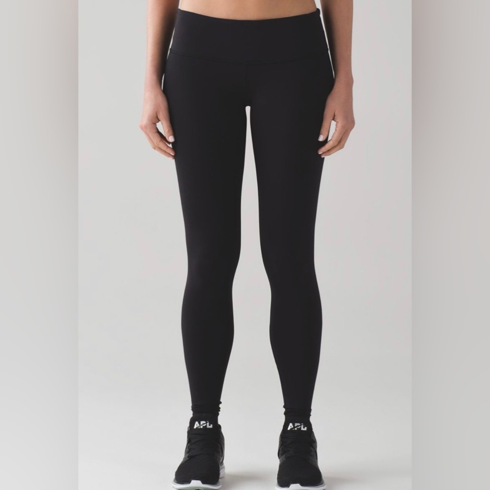 Lululemon black low rise Wunder Under  (size: 6)